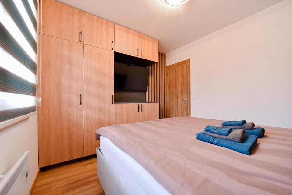 Bed, TV and multimedia, Photo of the whole room, Bedroom