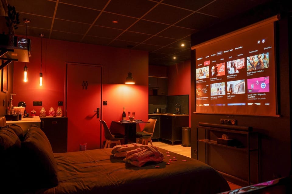 Bed, TV and multimedia, Photo of the whole room