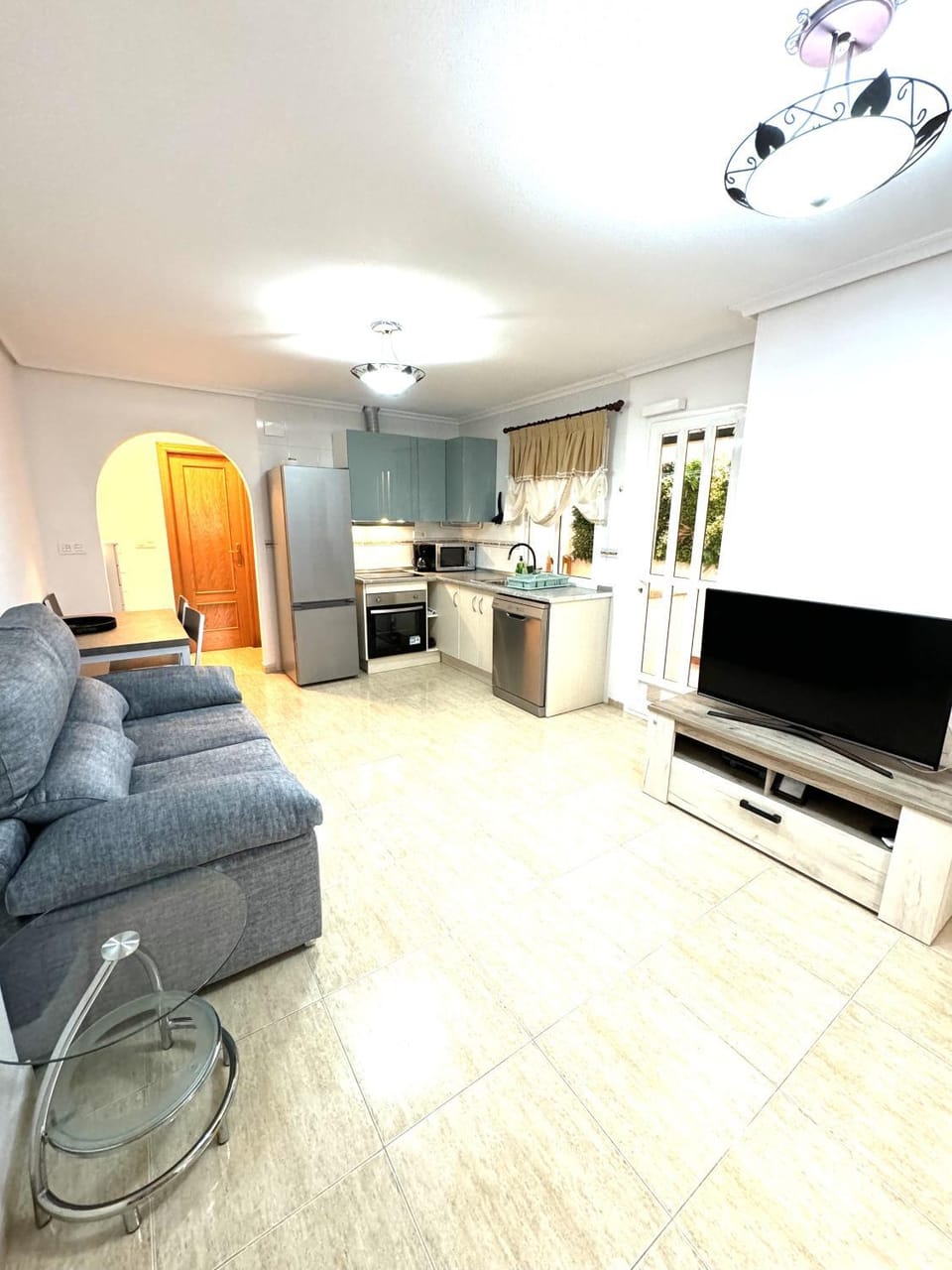 Communal lounge/ TV room, stove