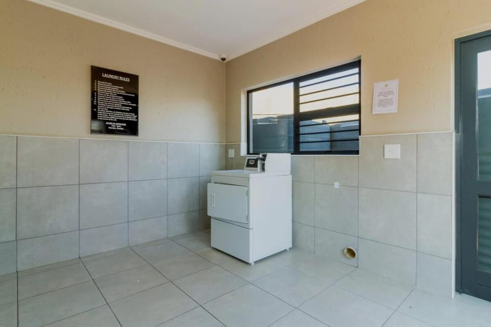 Quiet & Cozy 2 BR Retreat FREE Gym and Pool Access Apartment in Sandton