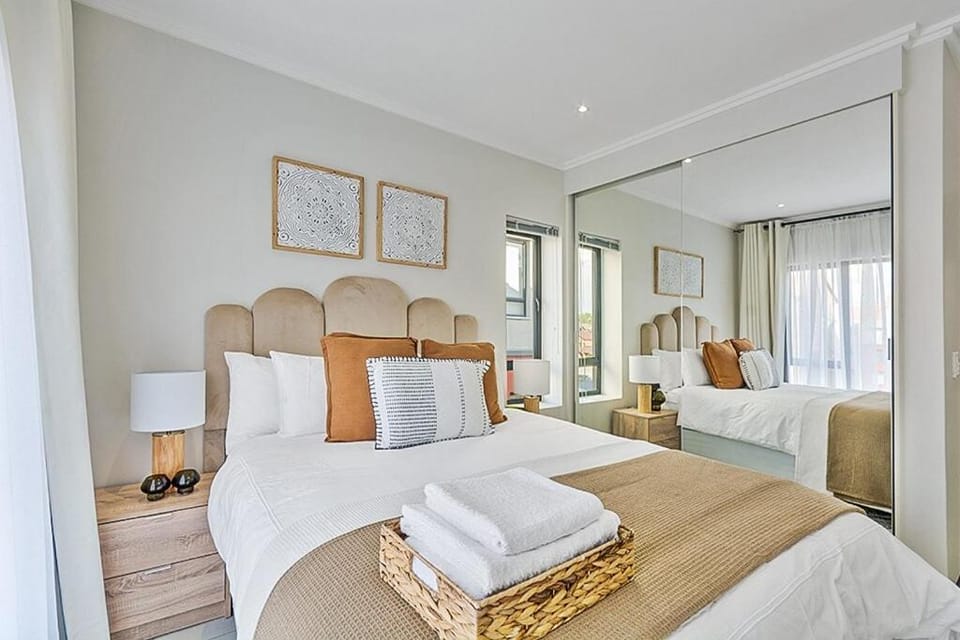 Quiet & Cozy 2 BR Retreat FREE Gym and Pool Access Apartment in Sandton