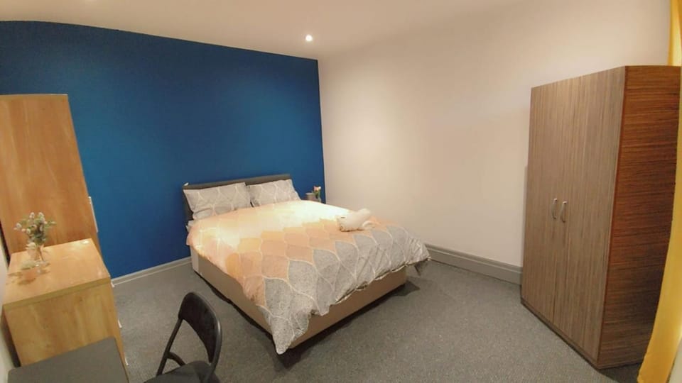 Double-Bedroom in the Heart of Eccles Manchester BH4 Perfect for Short Stays Bed and Breakfast in England