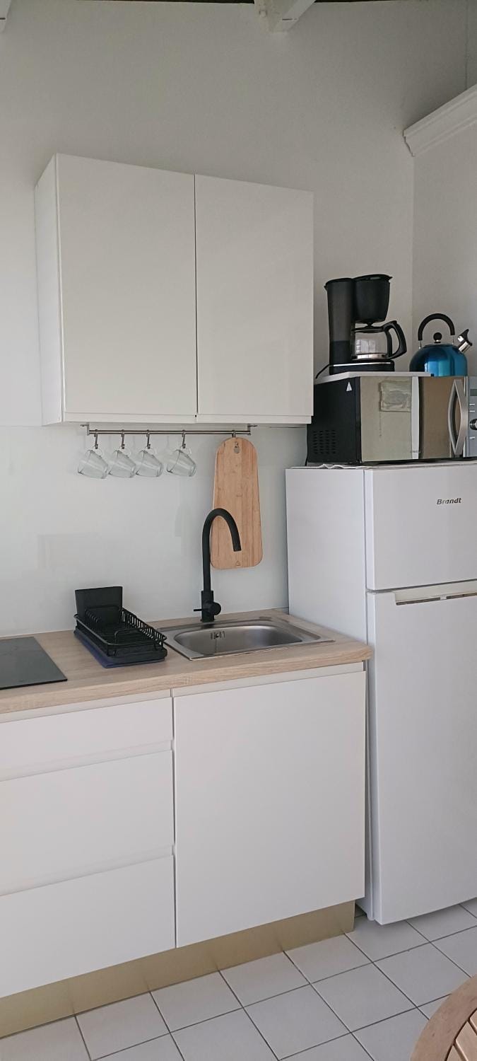 Coffee/tea facilities, Kitchen or kitchenette, stove