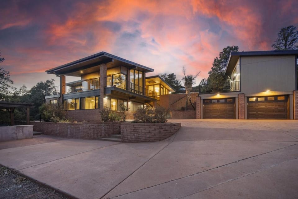 Stunning Views Uptown Home with Hot Tub Gym and Fire pit House in Sedona