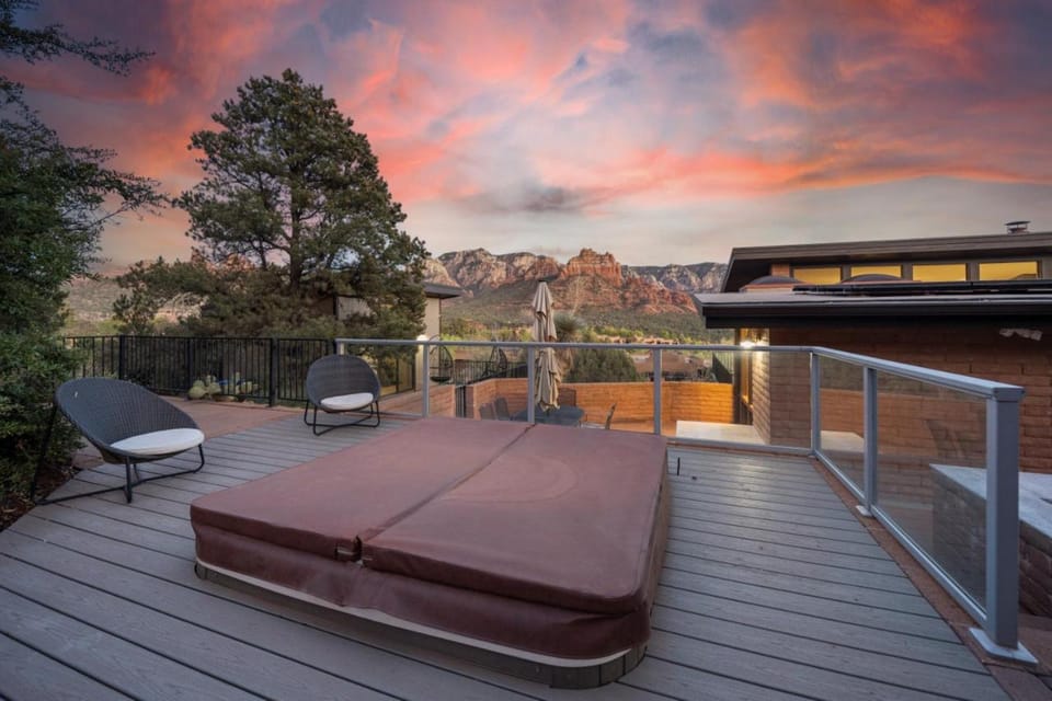 Stunning Views Uptown Home with Hot Tub Gym and Fire pit House in Sedona
