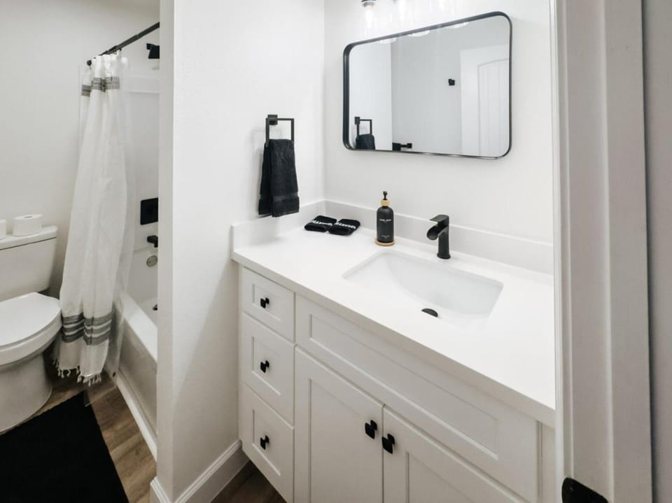 Toilet, Bathroom, towels