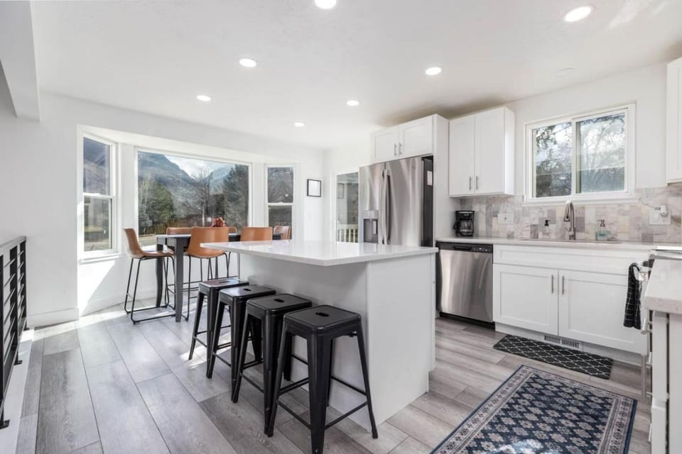 Cottonwood Basecamp-Game Room,6TVS Near Canyons House in Cottonwood Heights