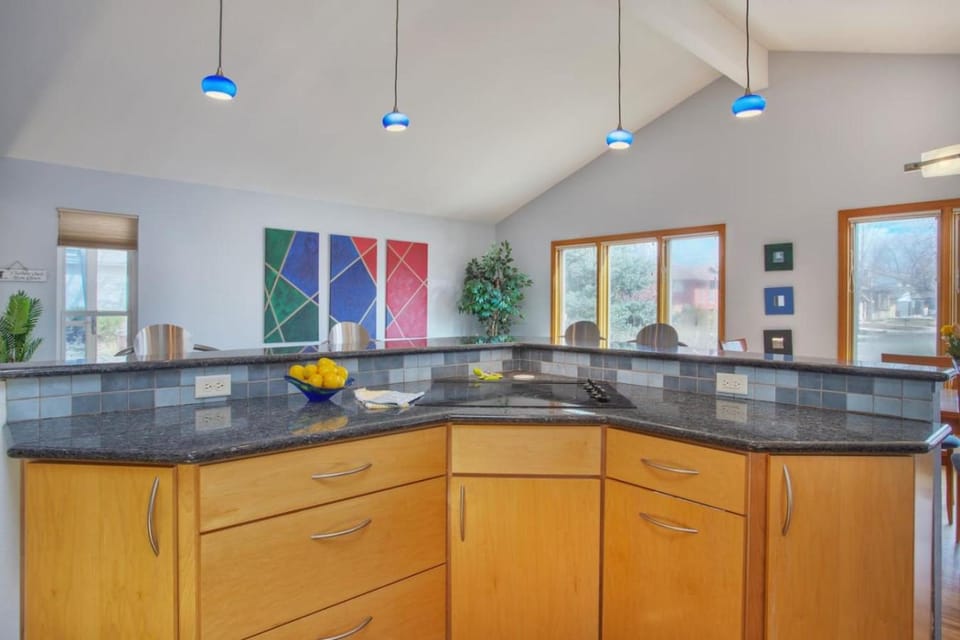 5 bedroom, 7 beds, 3 bath - Sleeps 12, Great for Families House in Boulder