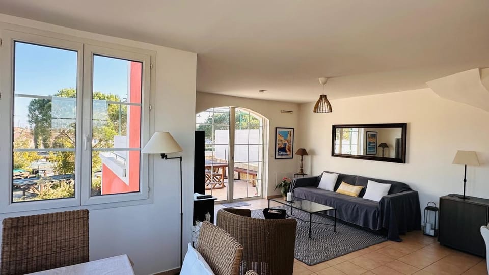 TV and multimedia, Living room, Seating area, City view