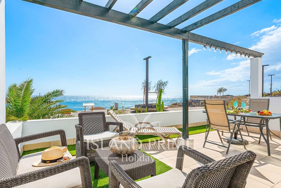 View (from property/room), Balcony/Terrace, Seating area, Dining area, Sea view, sunbed