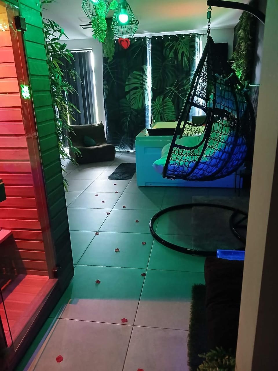 Ô Spa Privatif - Luxury Suite - JACUZZI-SAUNA-NETFLIX-FISHSPA-SERVIETTES-PEIGNOIRS-SANDALES-CAFE Villa in Wallonia, Belgium