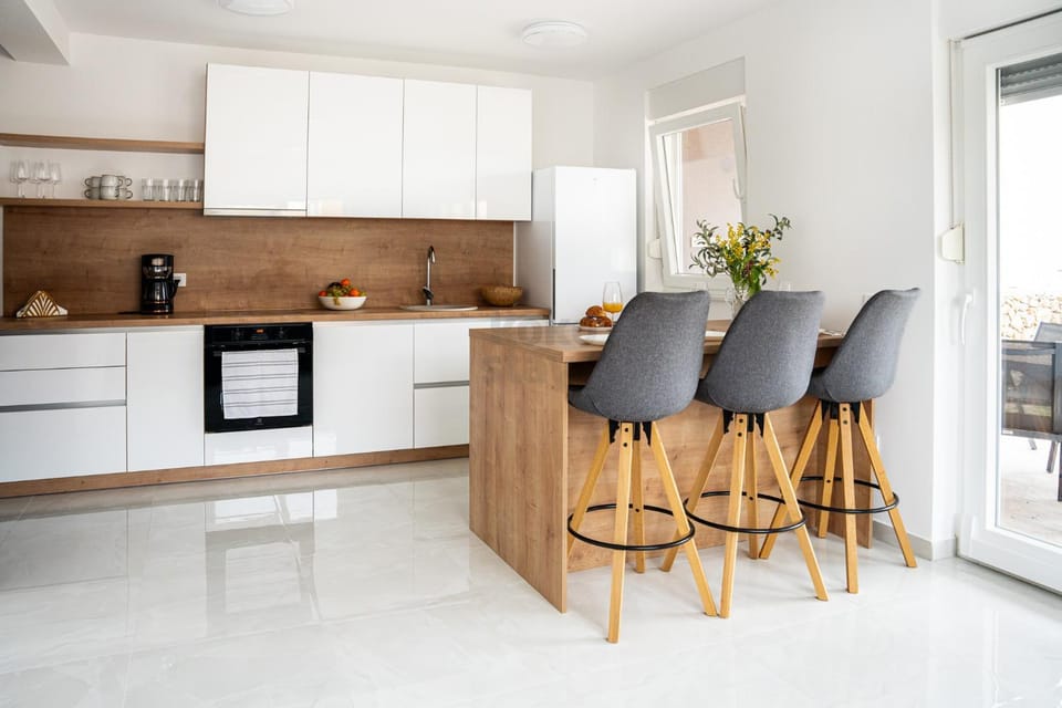 Kitchen or kitchenette, Dining area, dishwasher