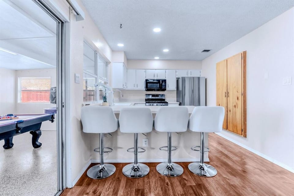 Aloha 4Br Private Pool Tiki Bar & Game Lounge! House in San Antonio