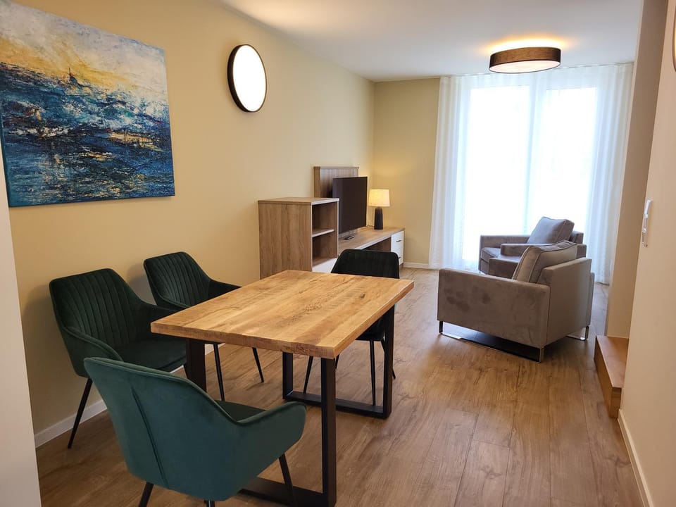 TV and multimedia, Living room, Seating area, Dining area