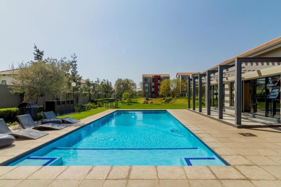 Tranquil Urban Oasis with FREE Gym and Pool Apartment in Sandton