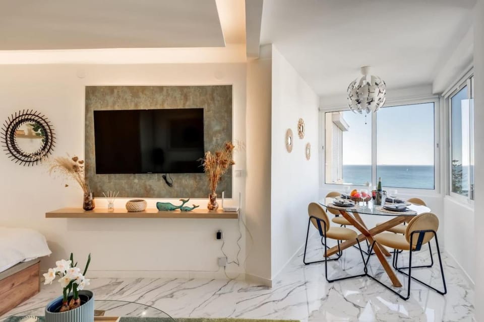 TV and multimedia, Seating area, Dining area, Sea view
