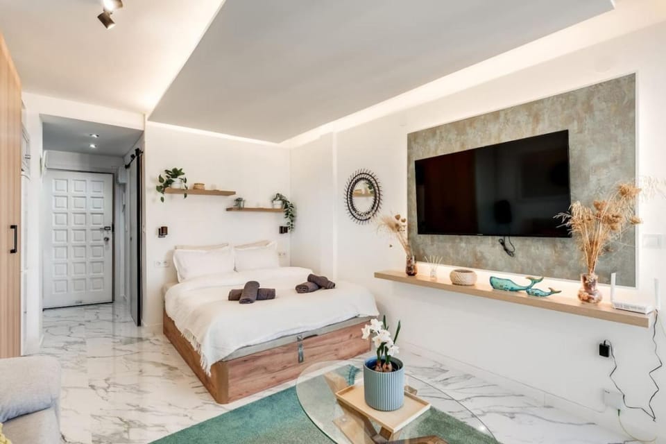 Bed, TV and multimedia, towels