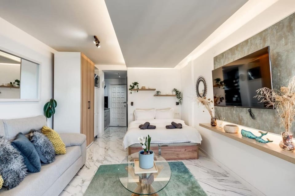 Bed, TV and multimedia, Living room, Photo of the whole room, Seating area, Bedroom