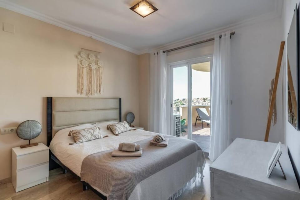 Bed, Bedroom, towels