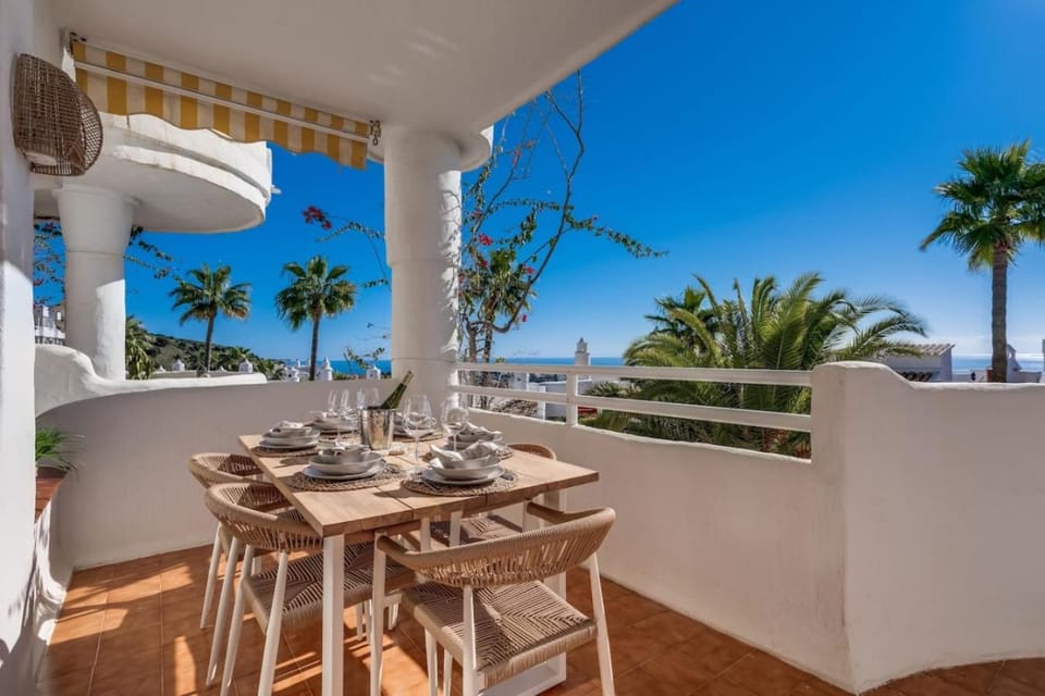 Day, Natural landscape, Balcony/Terrace, Balcony/Terrace, Dining area, Sea view