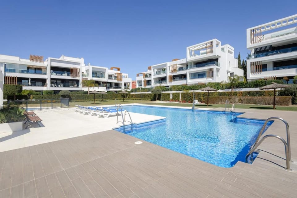 Property building, Day, Pool view, Swimming pool, Swimming pool, sunbed