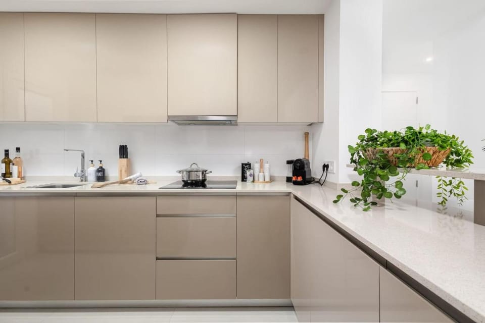 Coffee/tea facilities, Kitchen or kitchenette, stove