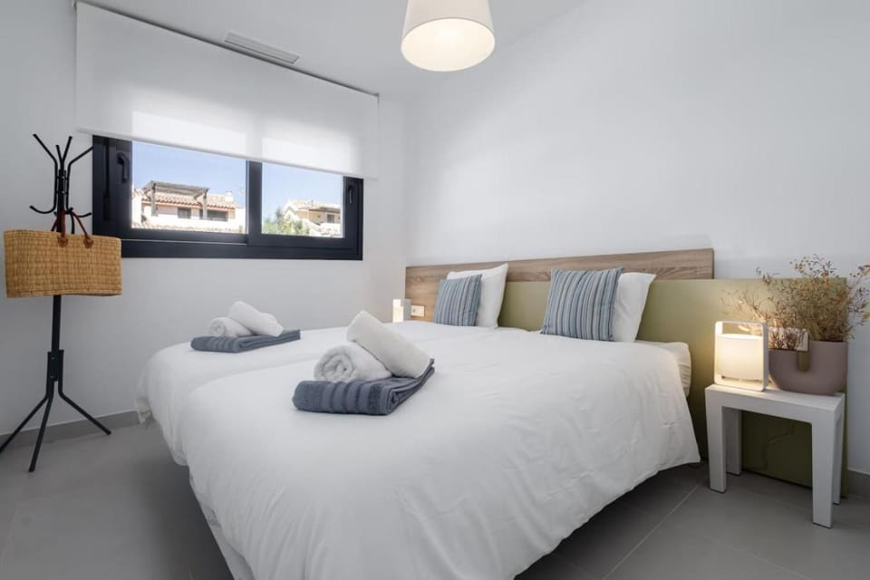 Bed, Bedroom, towels