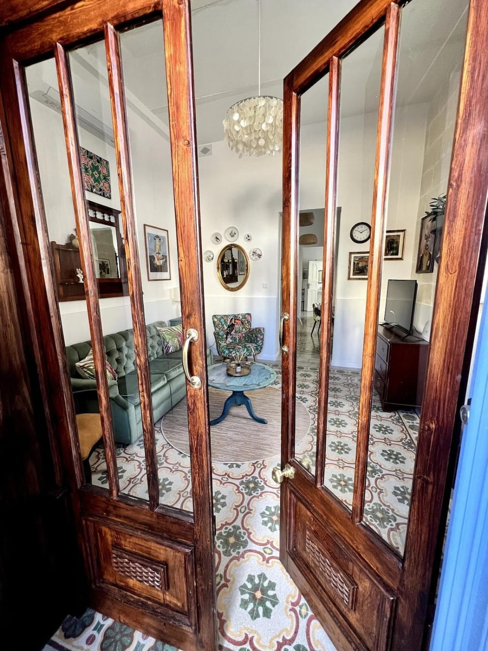 Facade/entrance, Photo of the whole room