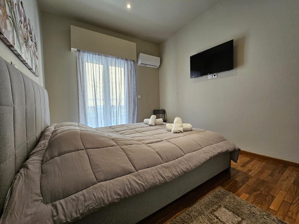 Bed, TV and multimedia, Photo of the whole room, Bedroom, towels, air conditioner