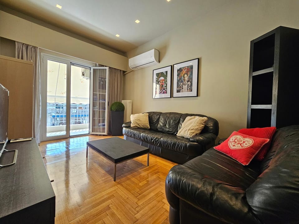 TV and multimedia, Living room, Seating area, air conditioner