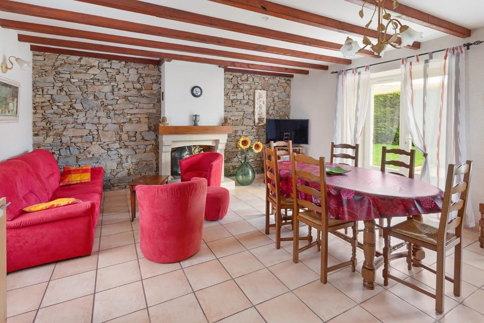 Communal lounge/ TV room, TV and multimedia, Living room, Seating area, Dining area