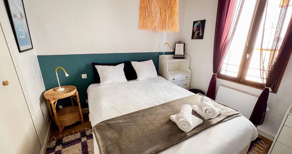 Bed, Photo of the whole room, Bedroom, towels