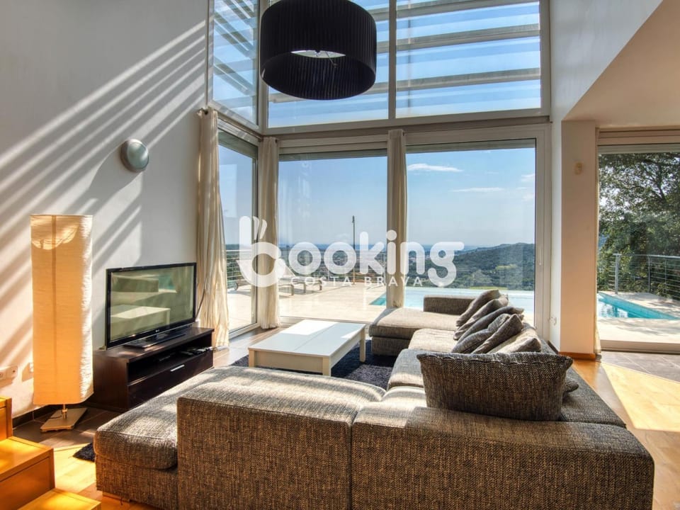 Communal lounge/ TV room, Natural landscape, TV and multimedia, Living room, Seating area, Mountain view, Pool view, Sea view, Sea view, Swimming pool