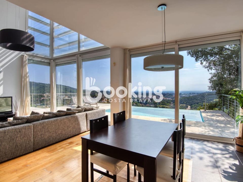 Patio, Communal lounge/ TV room, Natural landscape, View (from property/room), Balcony/Terrace, Living room, Seating area, Dining area, Mountain view, Pool view, Swimming pool