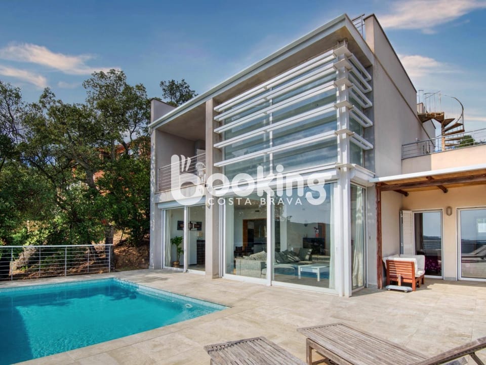 Property building, Patio, Day, Pool view, Swimming pool, sunbed