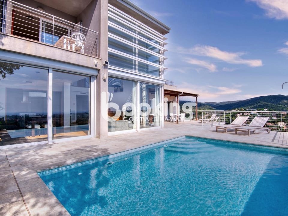 Property building, Patio, Day, Natural landscape, View (from property/room), Balcony/Terrace, Mountain view, Pool view, Swimming pool, sunbed