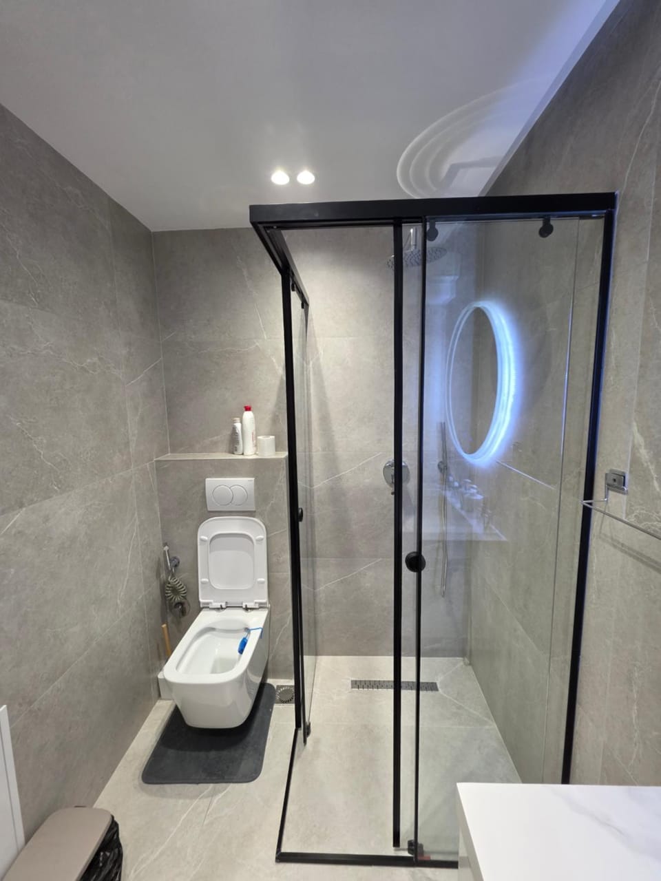 Shower, Toilet