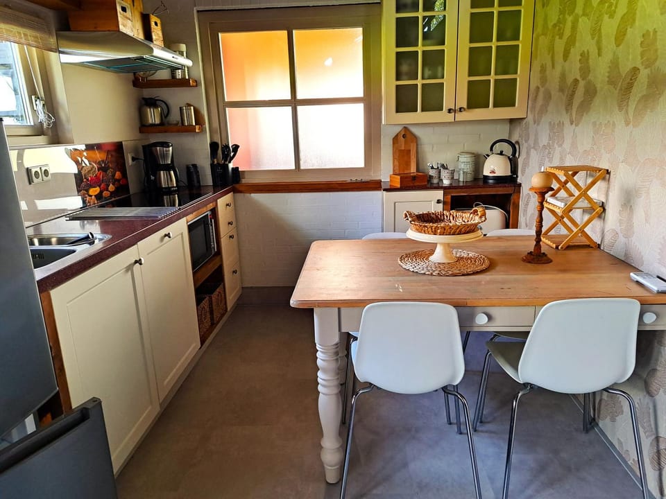 Coffee/tea facilities, Dining area, dishwasher, oven, stove, toaster