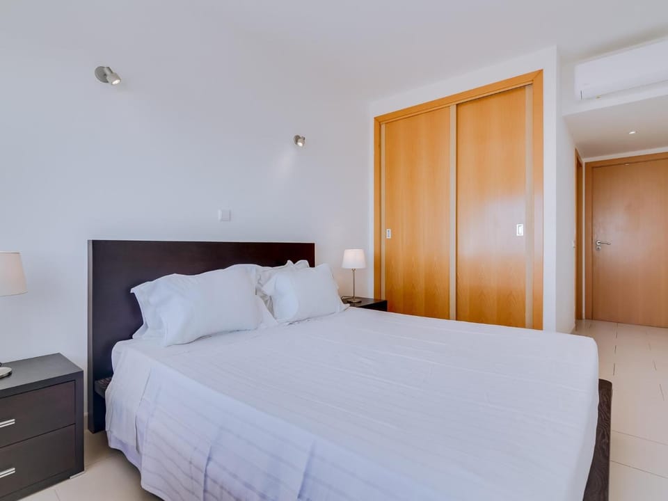 Bed, Photo of the whole room, Bedroom, wardrobe, air conditioner