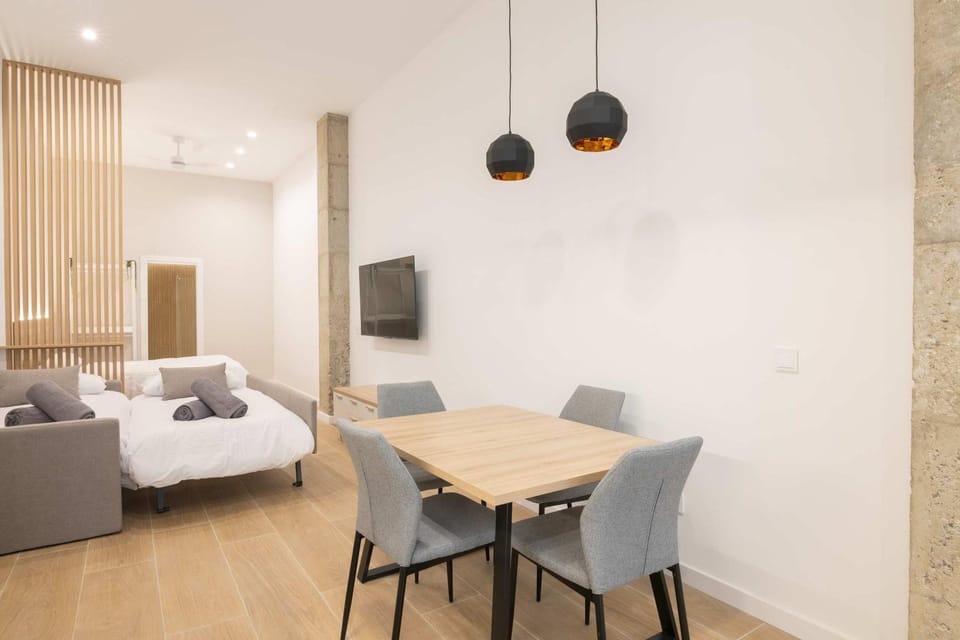 Bed, TV and multimedia, Living room, Dining area