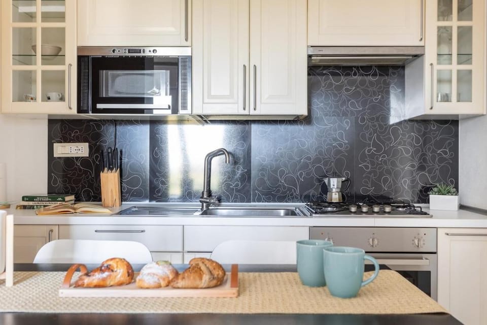 Kitchen or kitchenette, dishwasher, stove