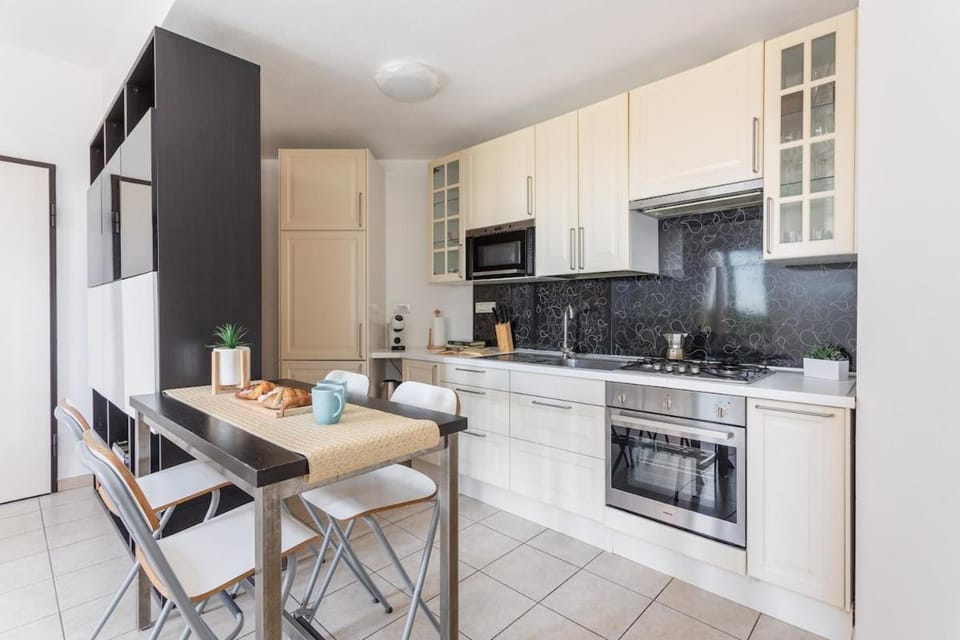 Kitchen or kitchenette, Dining area, dishwasher, oven