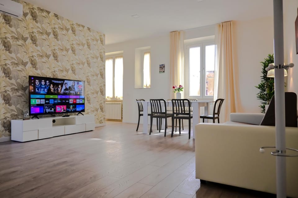 TV and multimedia, Living room, Seating area, Dining area
