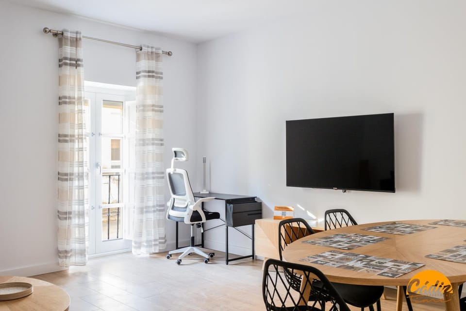 TV and multimedia, Seating area, Dining area