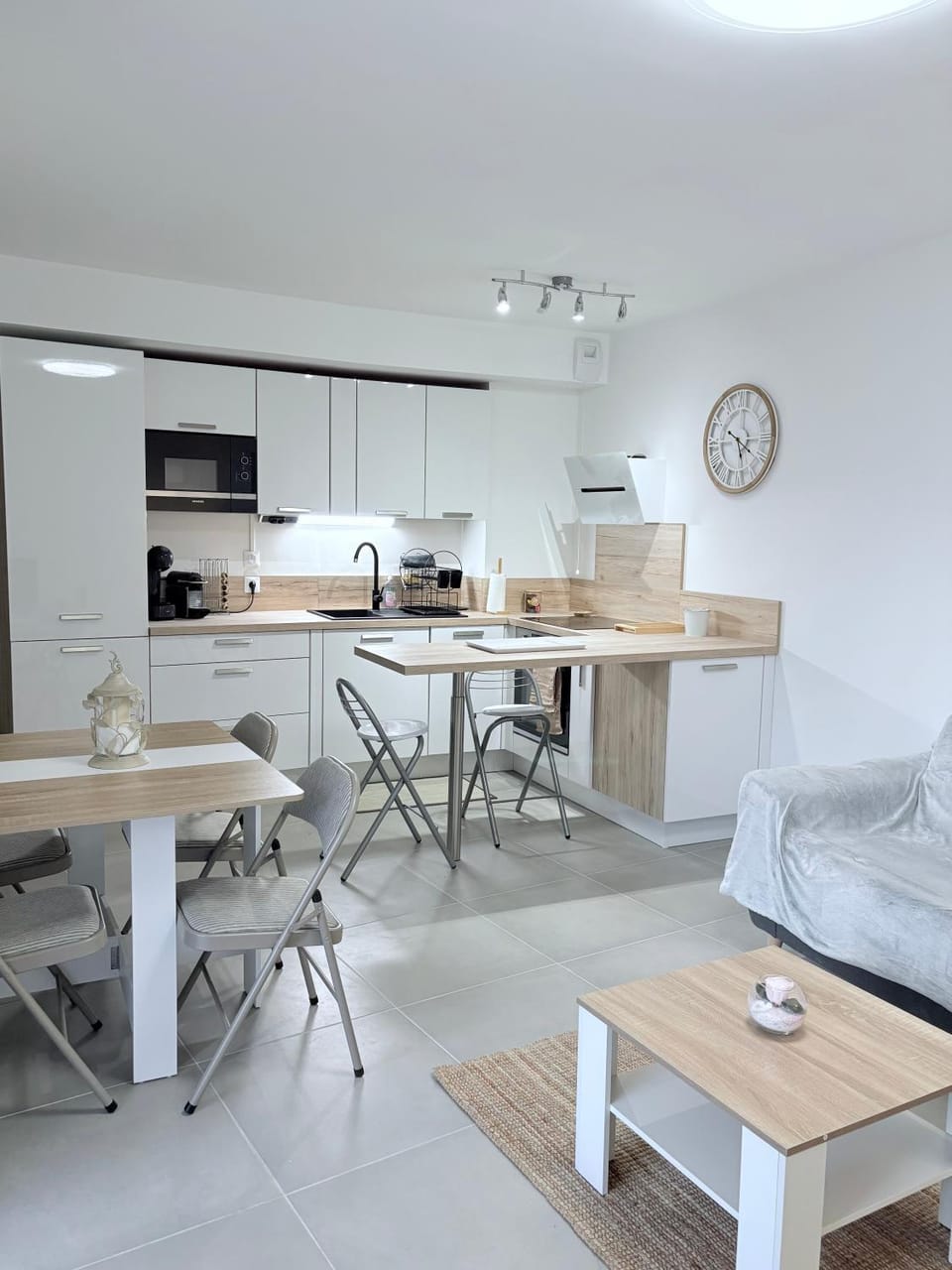 Dining area, kitchen