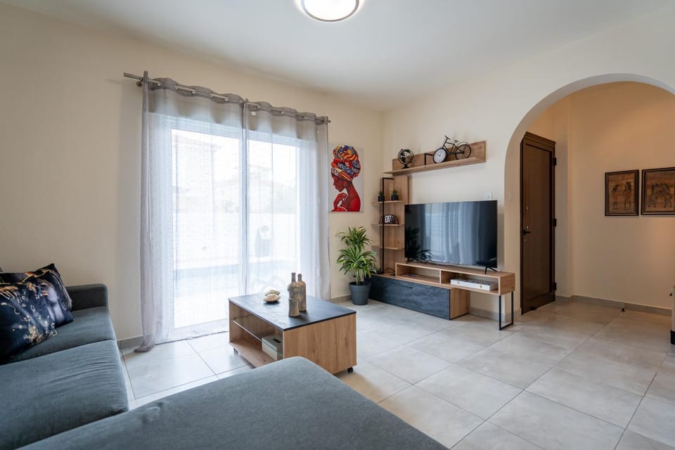 Communal lounge/ TV room, TV and multimedia, Living room, Seating area, Evening entertainment