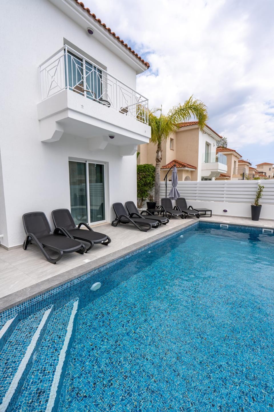 Pool view, Swimming pool, sunbed