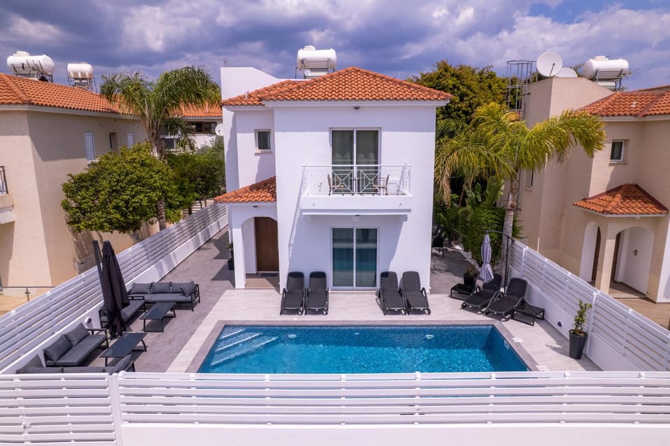 Property building, Balcony/Terrace, Pool view, Swimming pool, sunbed