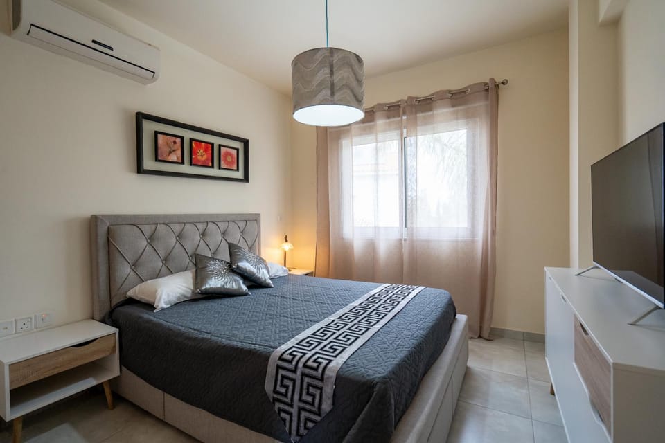 Bed, TV and multimedia, Bedroom, air conditioner