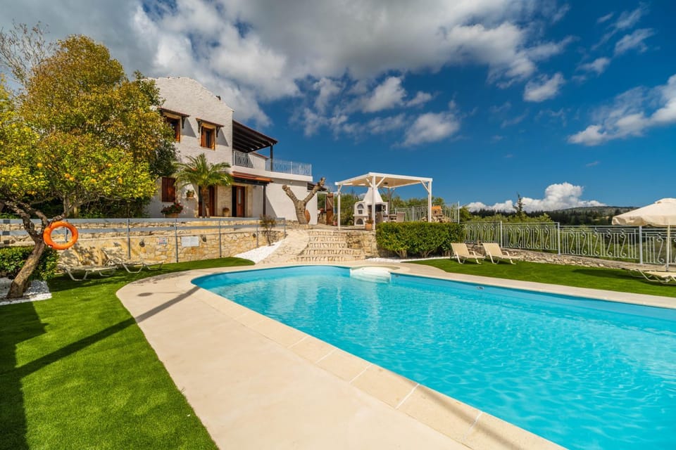 Property building, Spring, Day, Garden, Garden view, Pool view, Swimming pool, sunbed